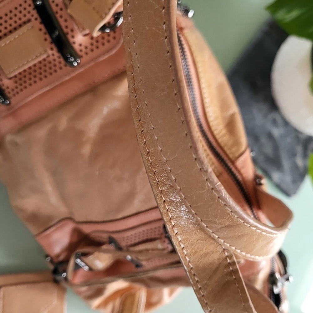 BALENCIAGA HOOK TOTE MM CHEVRE LEATHER - Picture 10 of 12